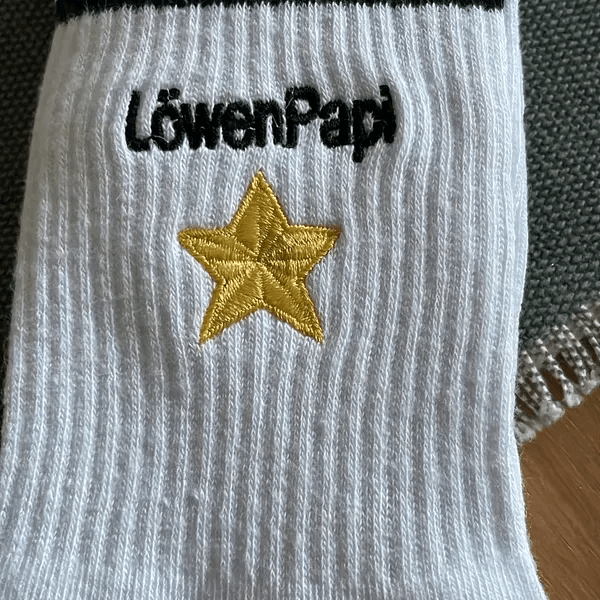 Very comfortable athletic socks with good cushioning and breathability. I use them for running and gym workouts, and they help reduce fatigue and keep my feet dry.